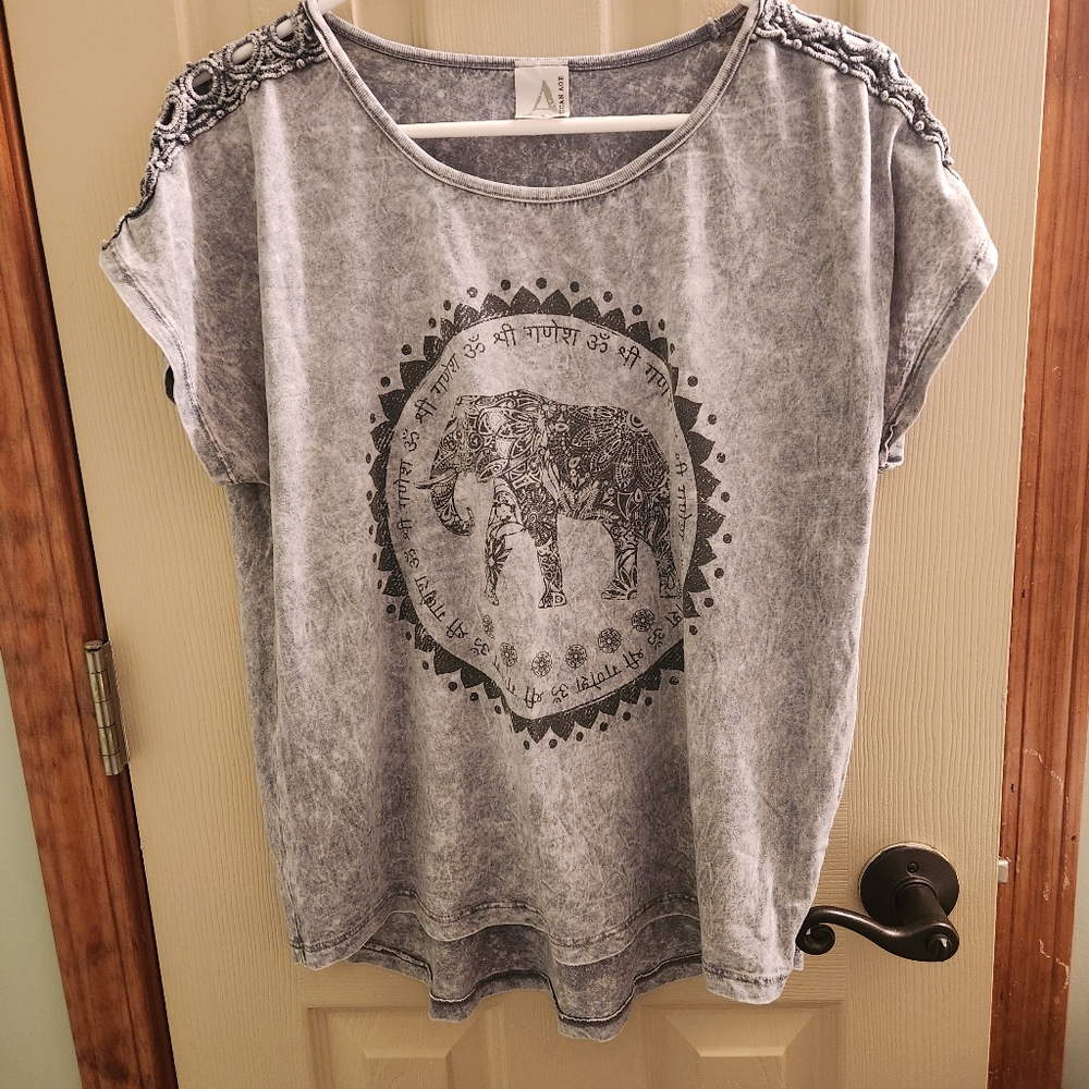 Elephant respect Tshirt in faded grey Sz Small Shoulder Detail